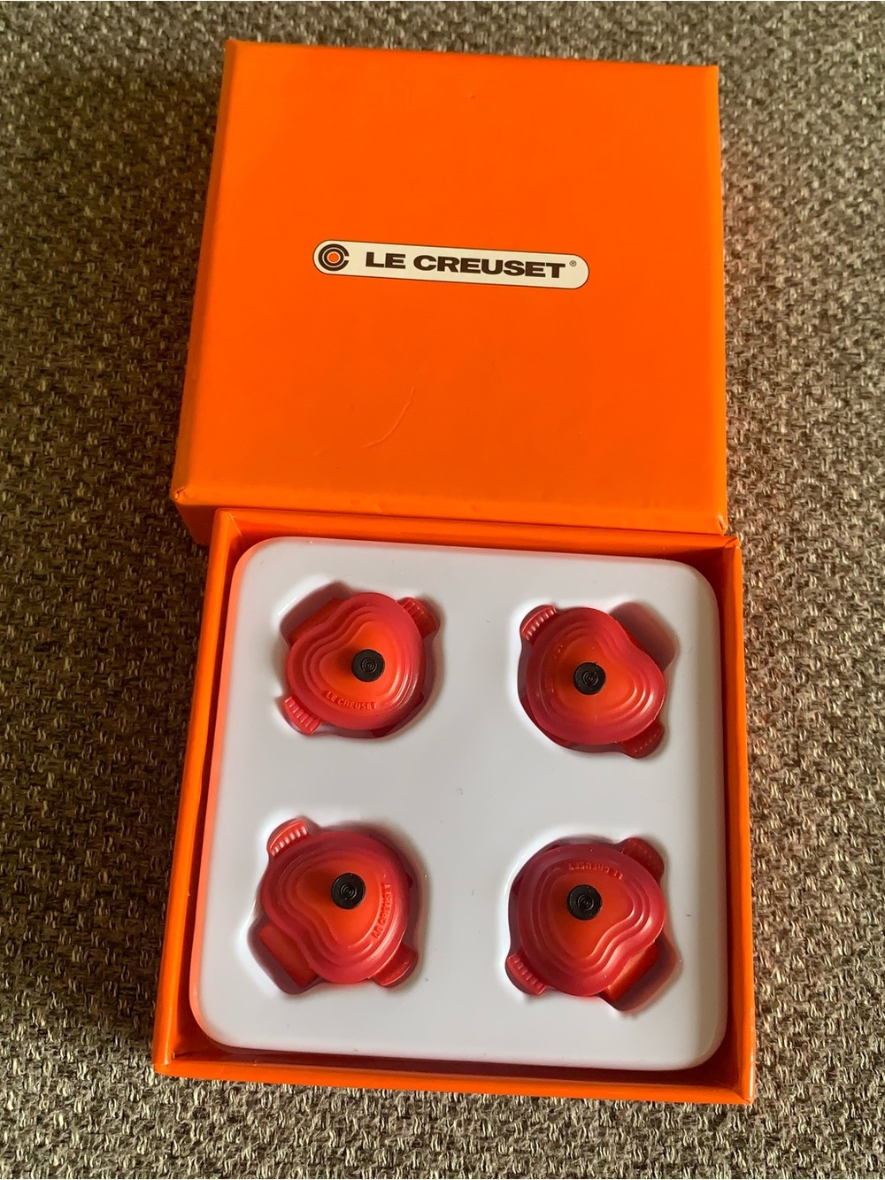 BNIB Le Creuset Set of 4 Heart Shape Plastic Pins - Rose Red